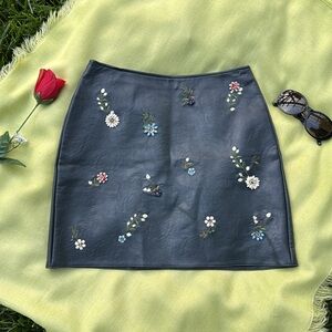 🩷 ZARA; CUTE Black Floral Embroidered Faux Leather Skirt in Misses Size Small!